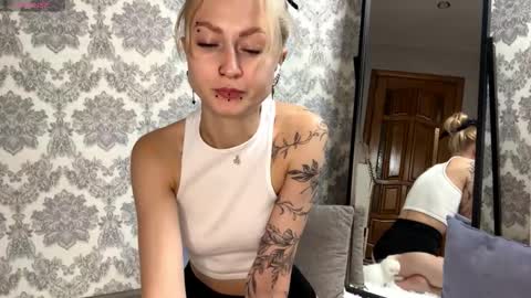 Snapshot of porshes chatting on 09.09.25 HERES SILVIA AND OlIVIA WELCOME EVERYONE LOVENSE DOMI REACT TO YOUR TIPS LETS MAKE A GREAT SHOW TOGETHER online show from 09.09.25