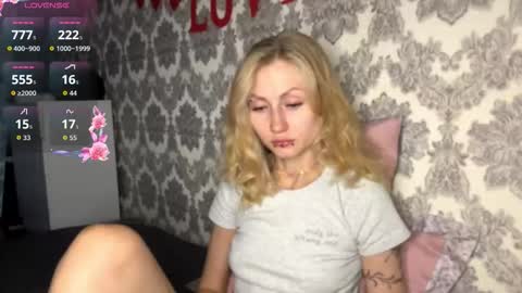Snapshot of porshes chatting on 09.15.25 HERES SILVIA AND OlIVIA WELCOME EVERYONE LOVENSE DOMI REACT TO YOUR TIPS LETS MAKE A GREAT SHOW TOGETHER online show from 09.15.25