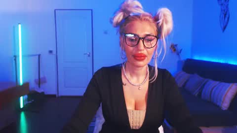 Victoria online show from 12.22.24