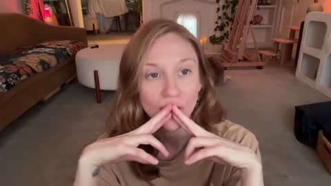 Snapshot of pretendlunch chatting on 11.06.25 Pretend online show from 11.06.25