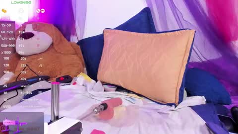 Snapshot of pretty__eyes chatting on 09.18.25 Samantha online show from 09.18.25