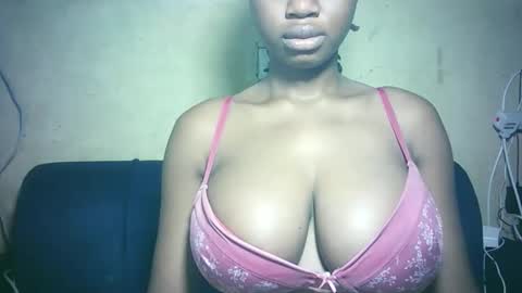 Snapshot of pretty_milan chatting on 12.16.25 pretty_milan online show from 12.16.25