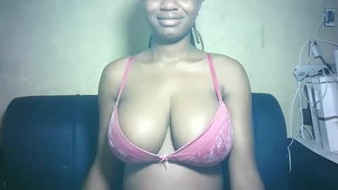 Snapshot of pretty_milan chatting on 12.19.25 pretty_milan online show from 12.19.25