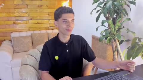 Snapshot of prettyboyy_13 chatting on 11.18.25 Camilo online show from 11.18.25