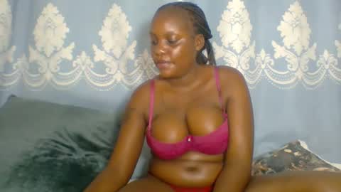 Snapshot of prettydarkskin002 chatting on 12.23.25 SHANIA online show from 12.23.25