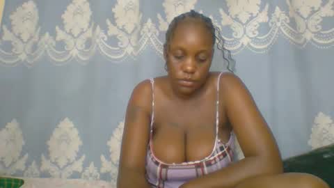 Snapshot of prettydarkskin002 chatting on 01.12.26 SHANIA online show from 01.12.26