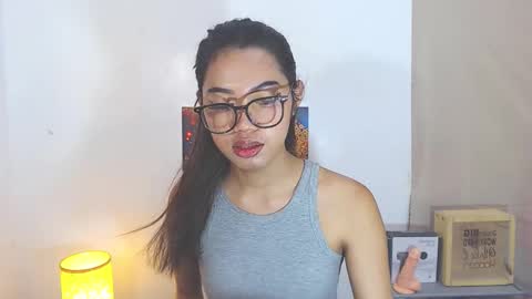 Snapshot of prettyhothugecock chatting on 11.22.25 prettyhothugecock online show from 11.22.25