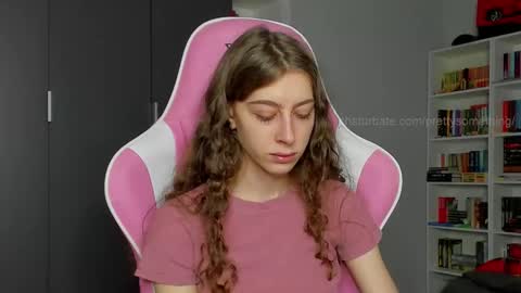 Snapshot of prettysomething chatting on 09.29.25 Sophie next stream will be at Monday i will wait you guys online show from 09.29.25