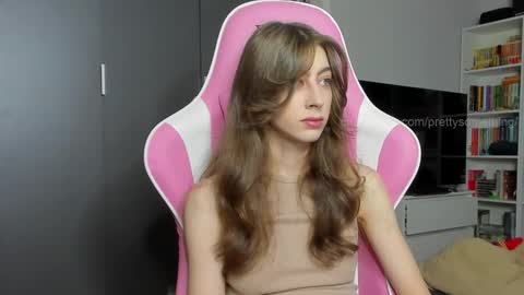 Snapshot of prettysomething chatting on 10.23.25 Sophie next stream will be at Monday i will wait you guys online show from 10.23.25