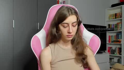 Snapshot of prettysomething chatting on 11.14.25 Sophie next stream will be at Monday i will wait you guys online show from 11.14.25