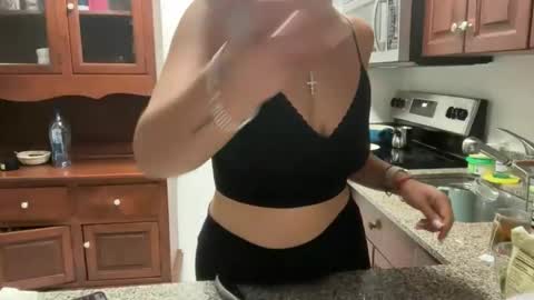 Snapshot of prettyyykittyyy22 chatting on 10.31.25 prettyyykittyyy22 online show from 10.31.25