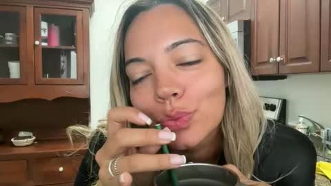 Snapshot of prettyyykittyyy22 chatting on 11.01.25 prettyyykittyyy22 online show from 11.01.25