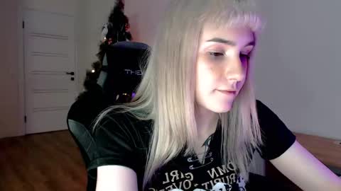 Snapshot of princessshy___ chatting on 02.18.25 18 y.o online show from 02.18.25