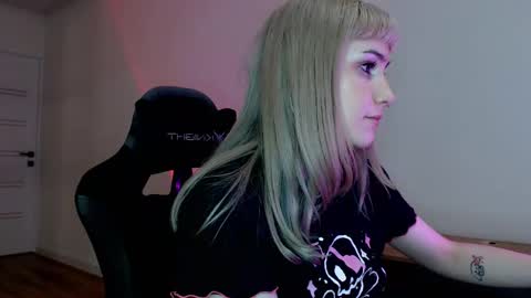 Snapshot of princessshy___ chatting on 02.21.25 18 y.o online show from 02.21.25