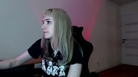 Snapshot of princessshy___ chatting on 02.26.25 18 y.o online show from 02.26.25