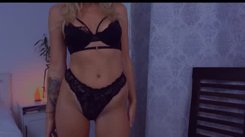 Snapshot of purevibrations chatting on 09.12.25 Isabelle online show from 09.12.25