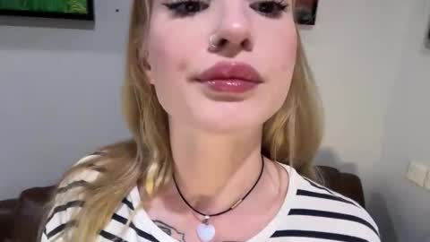 Snapshot of pussymoneywet chatting on 03.08.26 Lina online show from 03.08.26