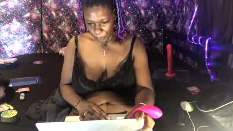 Snapshot of qnibee chatting on 11.02.25 qnibee online show from 11.02.25