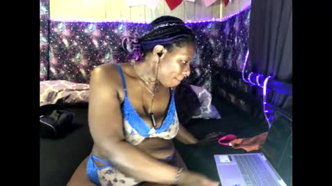 Snapshot of qnibee chatting on 11.04.25 qnibee online show from 11.04.25