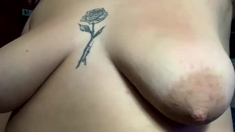 Snapshot of queeeendeepthrot chatting on 11.16.25 Bigtitanalslut online show from 11.16.25