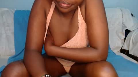 Snapshot of queen_12344 chatting on 01.19.25 emmie online show from 01.19.25