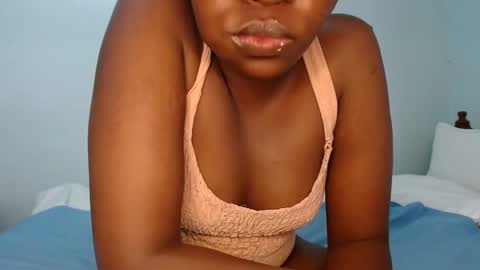 Snapshot of queen_12344 chatting on 01.19.25 emmie online show from 01.19.25