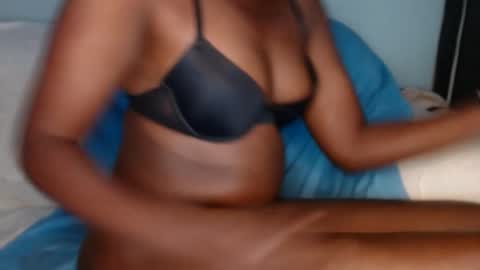 Snapshot of queen_12344 chatting on 03.04.25 emmie online show from 03.04.25