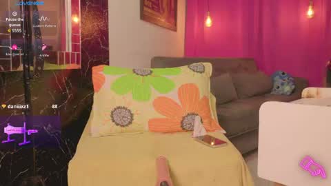 Snapshot of queen_kamil chatting on 06.26.26 queen_kamil online show from 06.26.26