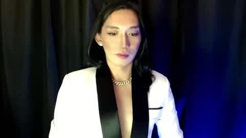 Snapshot of queen_lucifer chatting on 11.06.25 Queen Lucifer online show from 11.06.25