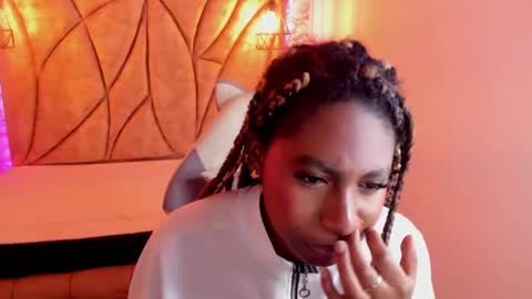 Snapshot of queen_perla_ chatting on 01.12.25 online show from 01.12.25