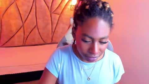 Snapshot of queen_perla_ chatting on 01.16.25 online show from 01.16.25