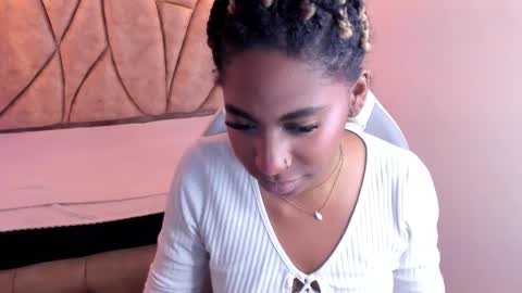 Snapshot of queen_perla_ chatting on 01.18.25 online show from 01.18.25