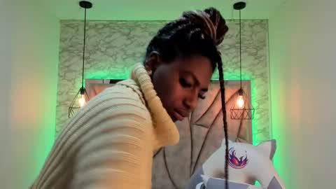 Snapshot of queen_perla_ chatting on 01.31.25 online show from 01.31.25