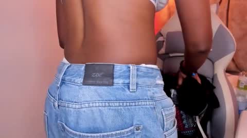 Snapshot of queen_perla_ chatting on 02.07.25 online show from 02.07.25