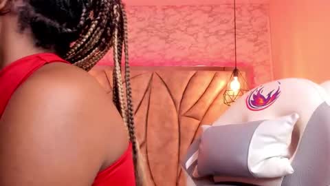 Snapshot of queen_perla_ chatting on 02.14.25 online show from 02.14.25