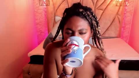 Snapshot of queen_perla_ chatting on 02.16.25 online show from 02.16.25