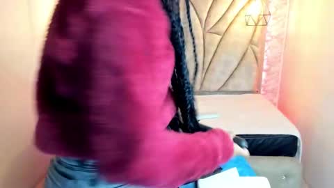 Snapshot of queen_perla_ chatting on 03.10.25 online show from 03.10.25