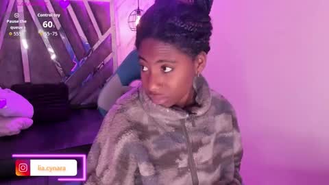 Snapshot of queen_perla_ chatting on 10.05.25 online show from 10.05.25