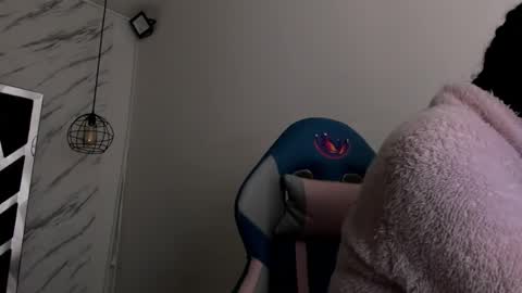 Snapshot of queen_perla_ chatting on 11.01.25 online show from 11.01.25