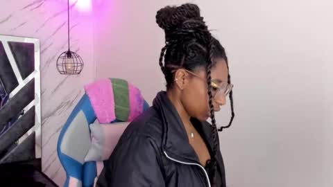 Snapshot of queen_perla_ chatting on 11.09.25 online show from 11.09.25