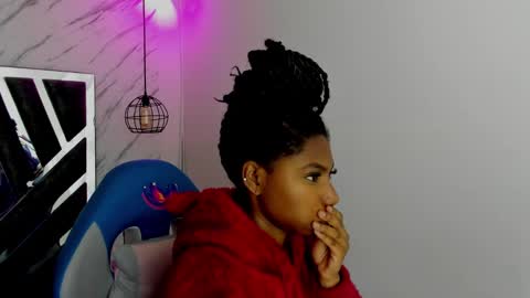 Snapshot of queen_perla_ chatting on 11.13.25 online show from 11.13.25