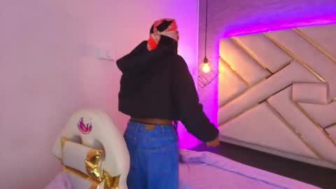 Snapshot of queen_perla_ chatting on 11.17.25 online show from 11.17.25