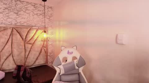 Snapshot of queen_perla_ chatting on 11.22.25 online show from 11.22.25