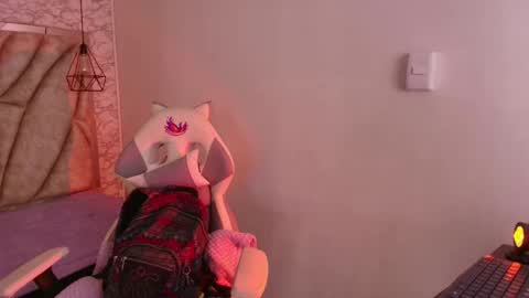 Snapshot of queen_perla_ chatting on 11.24.25 online show from 11.24.25