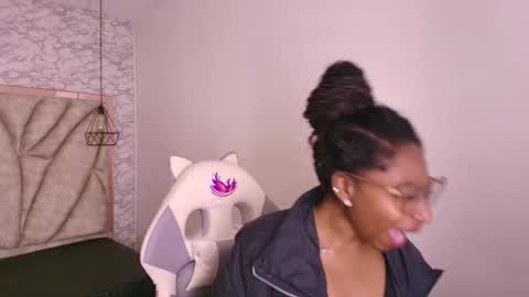 Snapshot of queen_perla_ chatting on 11.29.25 online show from 11.29.25