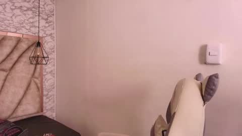 Snapshot of queen_perla_ chatting on 12.05.25 online show from 12.05.25