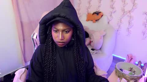 Snapshot of queen_perla_ chatting on 12.17.25 online show from 12.17.25