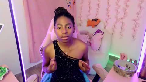 Snapshot of queen_perla_ chatting on 12.18.25 online show from 12.18.25