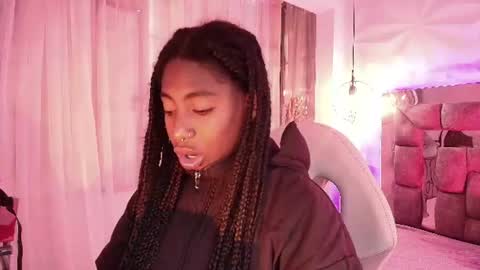 Snapshot of queen_perla_ chatting on 07.28.26 online show from 07.28.26