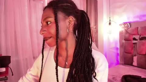 Snapshot of queen_perla_ chatting on 07.28.26 online show from 07.28.26